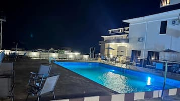 Una piscina al aire libre