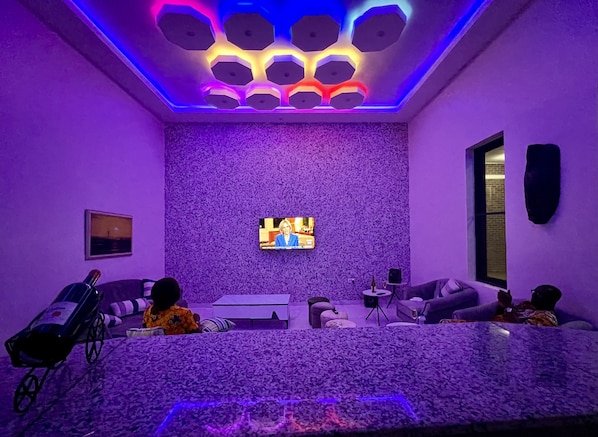 2 bars/lounges
