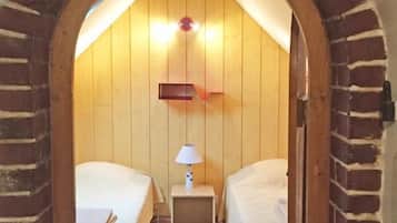 2 bedrooms, travel crib, free WiFi