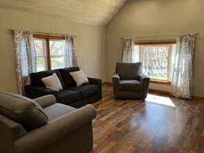 Smart-tv, eldstad och kontor