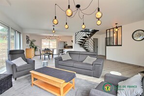 Televisión, libros y oficina 