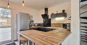 Fridge, microwave, oven, stovetop - La Maison de L'ecluse (ARZAL)