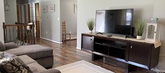 Patten Place - Close to everything in Oneonta - clean, updated private home.