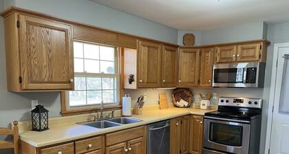 Patten Place - Close to everything in Oneonta - clean, updated private home.