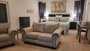 5 Schlafzimmer, Zimmersafe, Schreibtisch, Bügeleisen/Bügelbrett