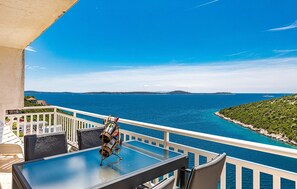 Outdoor dining - Gorgeous home in Vinisce with jacuzzi (Vinisce)