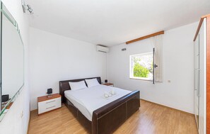 7 bedrooms, free WiFi, bed sheets - Gorgeous home in Vinisce with jacuzzi (Vinisce)