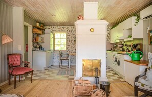Réfrigérateur, four à micro-ondes, surface de cuisson