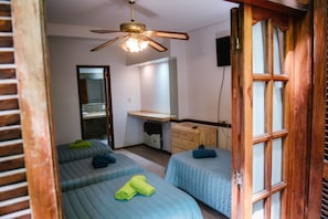 Basic Quadruple Room | Free WiFi, bed sheets - Hotel Murano (Mendoza)