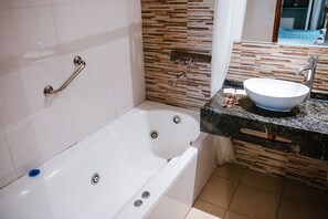 Eenvoudige kamer | Badkamer | Een douche, een regendouche, een bidet, handdoeken