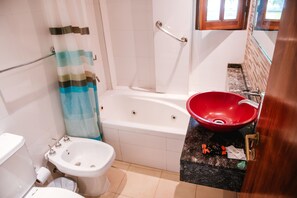 Basic Triple Room | Bilik Mandi | Pancuran mandi, hulu semburan mandi hujan, bidet, tuala disediakan