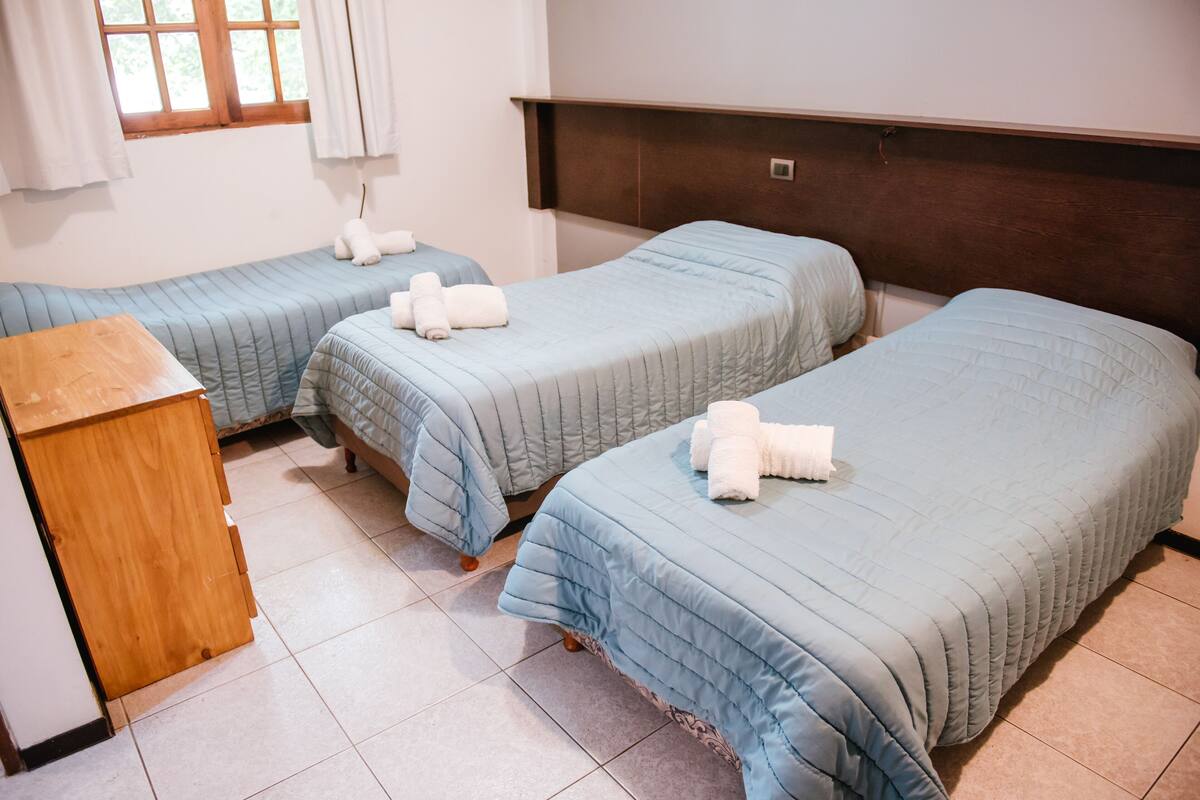 Habitación triple básica | Wifi gratis y ropa de cama