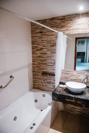Basic-Zimmer | Badezimmer | Dusche, Regendusche, Bidet, Handtücher