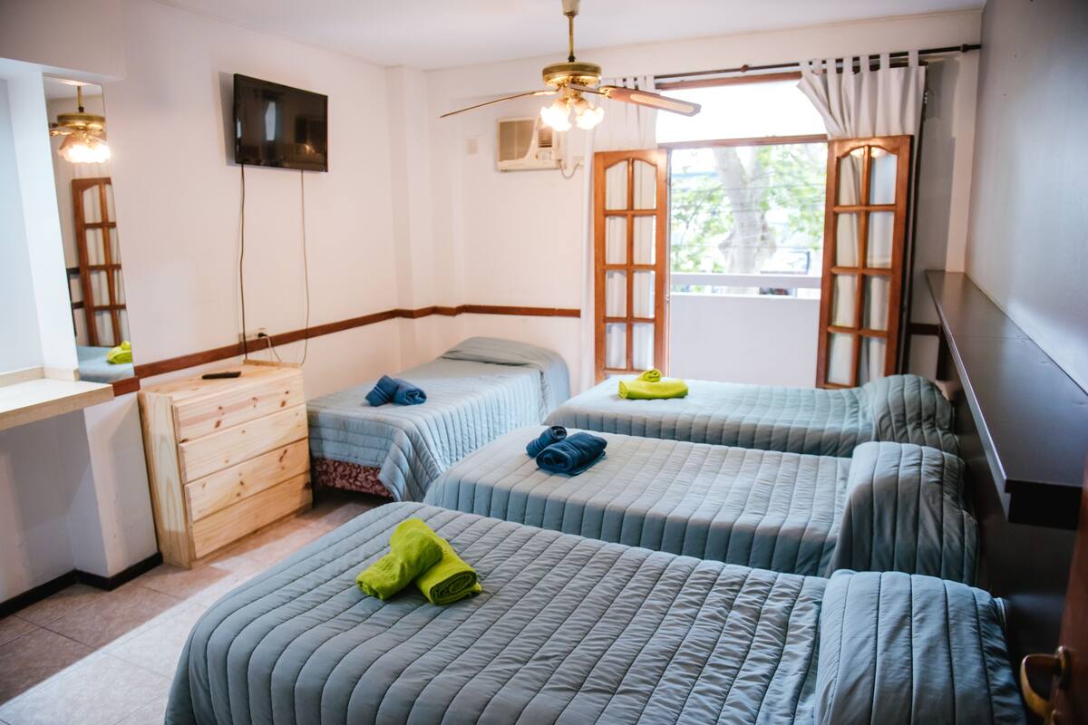 Habitación cuádruple básica | Wifi gratis y ropa de cama