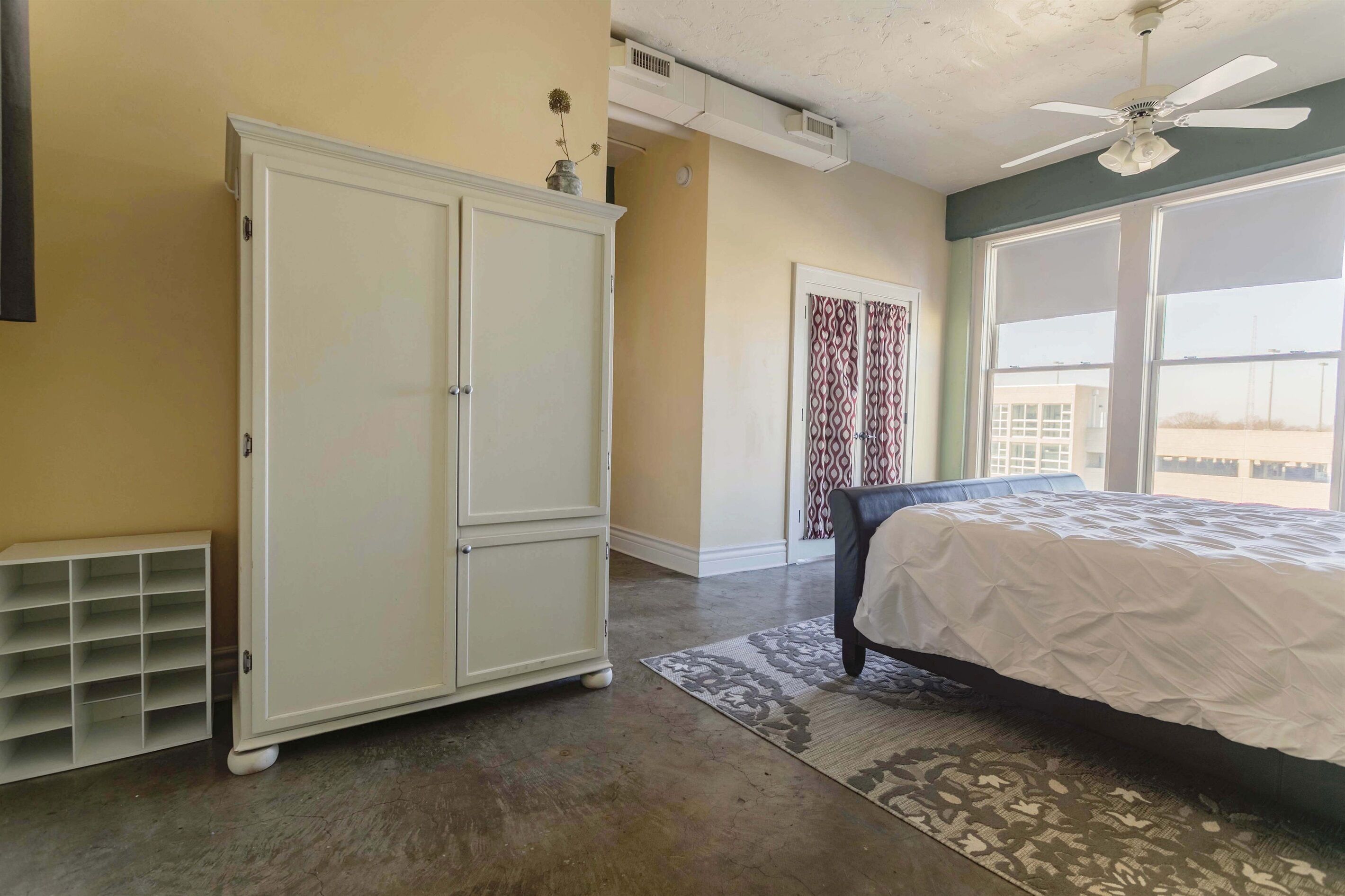 Top Floor Spacious 2 Bedroom 2 Bath Penthouse