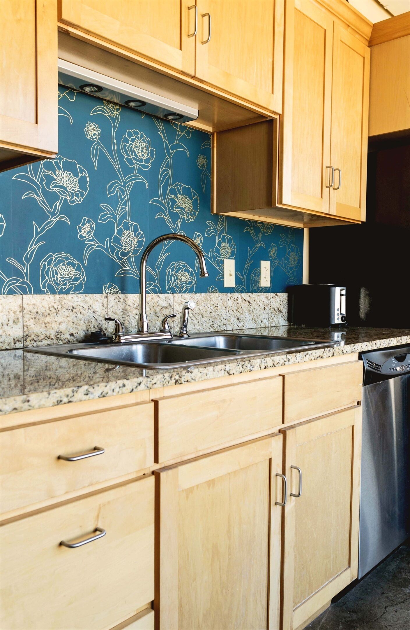 Top Floor Spacious 2 Bedroom 2 Bath Penthouse