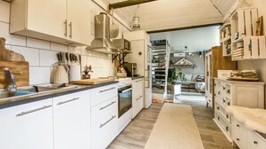 Kaffetrakter/tekoker, kjøleskap, mikrobølgeovn og kokeplater