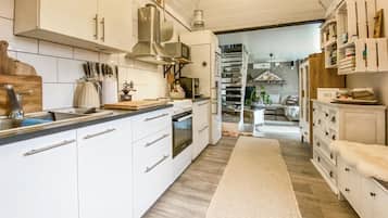 Frigorífic, placa de cuina, rentaplats i cafetera i tetera