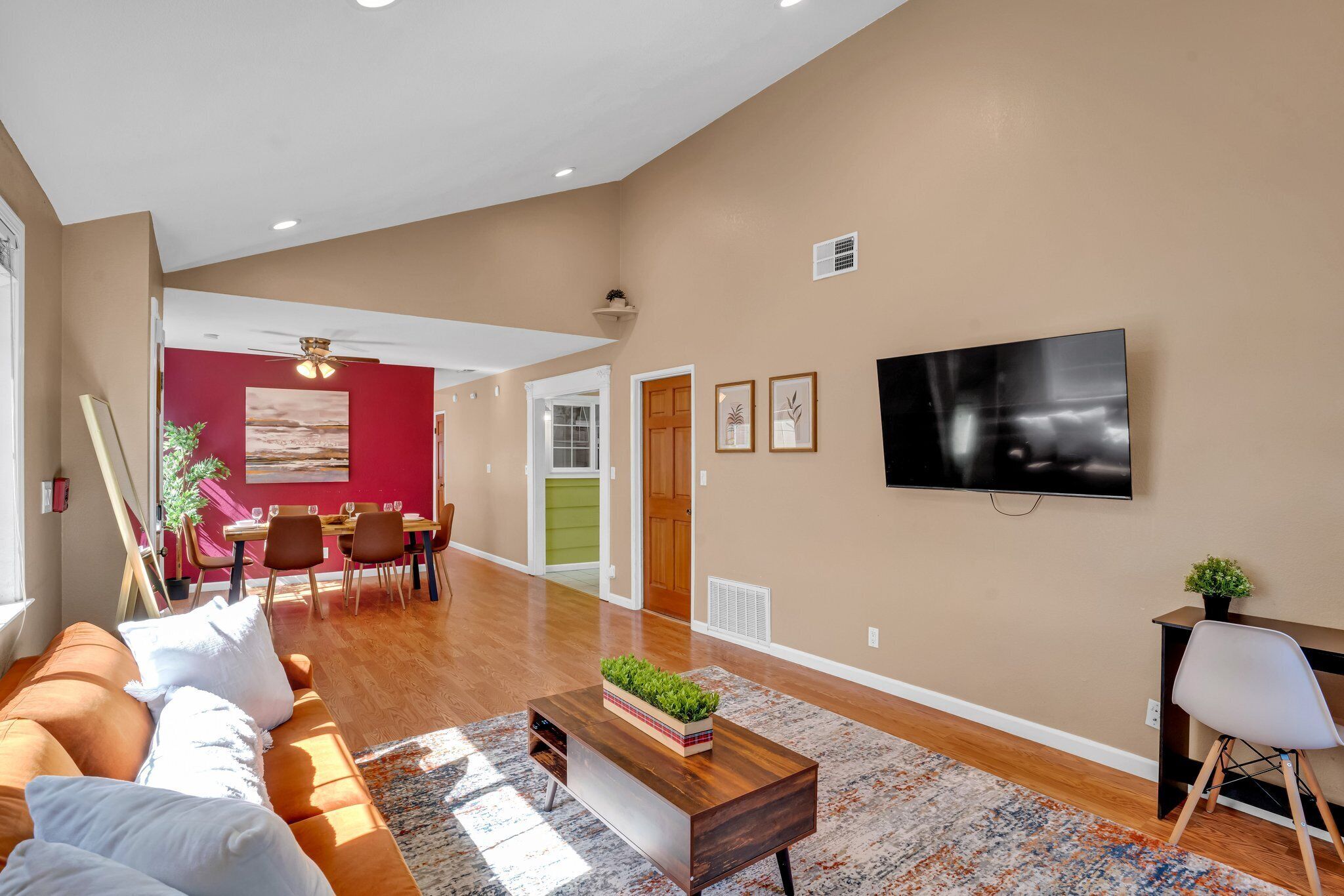 Single Level | Free Parking & Wi-fi | Private Yard