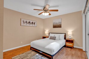 4 bedrooms, desk, iron/ironing board, free WiFi - Single Level | Free Parking & Wi-fi | Private Yard (Fremont)