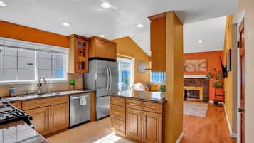 Køleskab, mikrobølgeovn, ovn, kogeplade