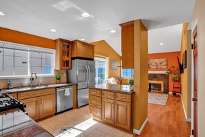 Fridge, microwave, oven, stovetop - Single Level | Free Parking & Wi-fi | Private Yard (Fremont)