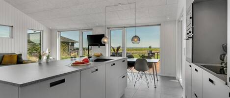 ثلاجة، موقد طهي مسطح، غسالة أطباق، ماكينة لصنع القهوة/الشاي