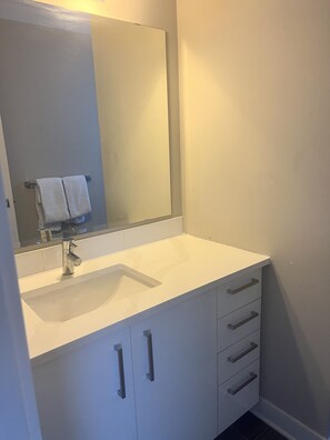 Deluxe Room | Bathroom