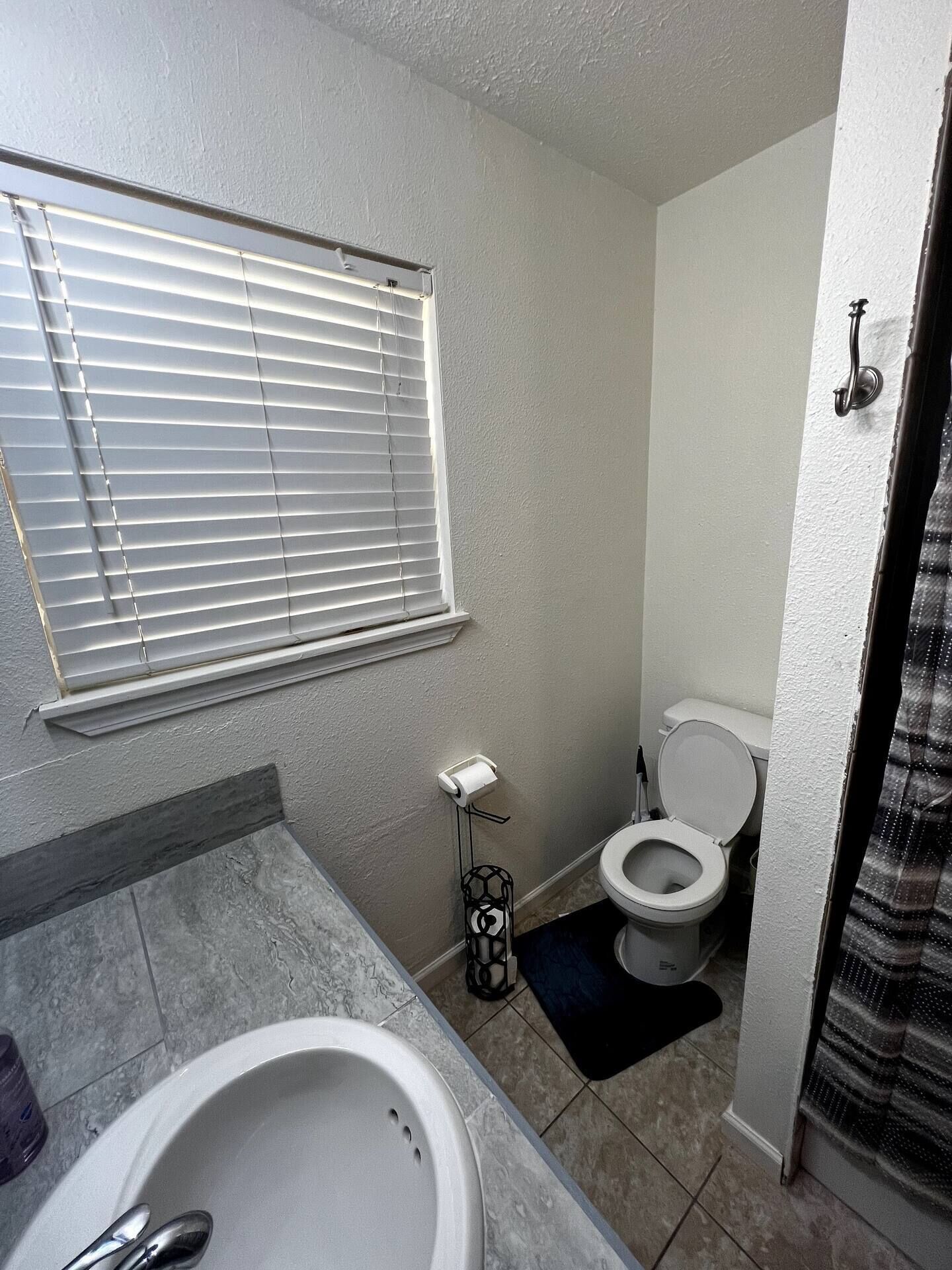 Comfy 3 bedrooms 2 baths House with 5 beds