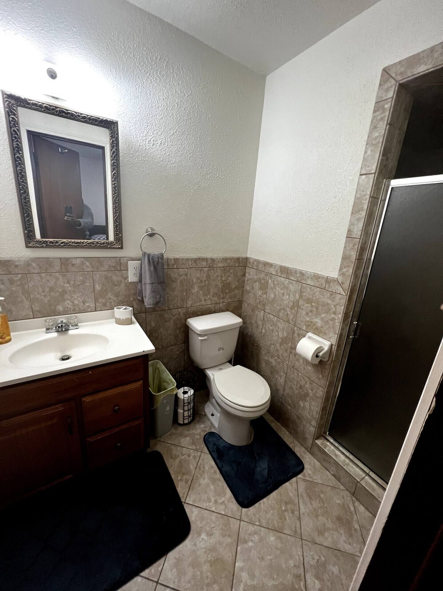 Comfy 3 bedrooms 2 baths House with 5 beds