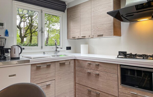 Réfrigérateur, four à micro-ondes, surface de cuisson, lave-vaisselle
