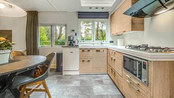 Een koelkast, een kookplaat, een vaatwasser