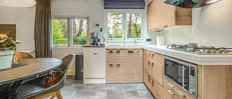 Een koelkast, een kookplaat, een vaatwasser