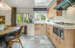 Réfrigérateur, micro-ondes, plaque de cuisson, lave-vaisselle