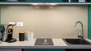 Kaffetrakter/tekoker, kjøleskap, mikrobølgeovn og kokeplater