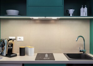 Réfrigérateur, micro-ondes, plaque de cuisson, cafetière/bouilloire