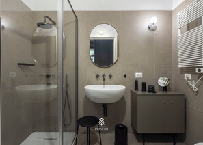 SĂšche-cheveux, serviettes fournies, savon, shampoing
