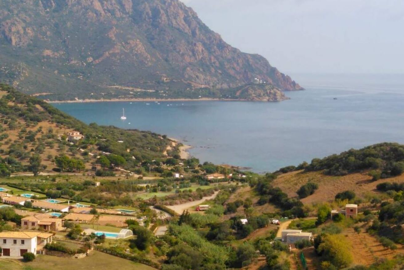 Un pueblo costero con casas y vistas al mar.