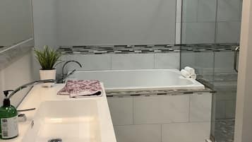 Douche, baignoire à jets, sèche-cheveux, serviettes fournies