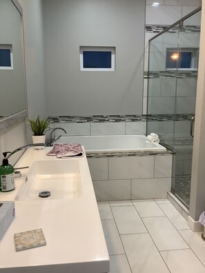 Shower, jetted bath, hair dryer, towels