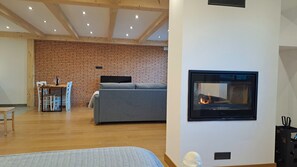 Smart TV, fireplace