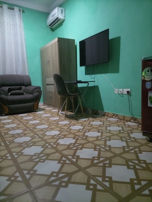 Habitación de lujo | Baño | Amenidades de baño gratuitas y toallas