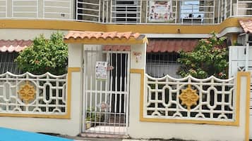 Vista frontal de la propiedad
