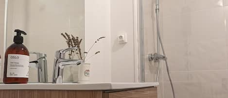 تجهيزات دش، حوض استحمام بنظام ضخ المياه، مجففات شعر، مناشف