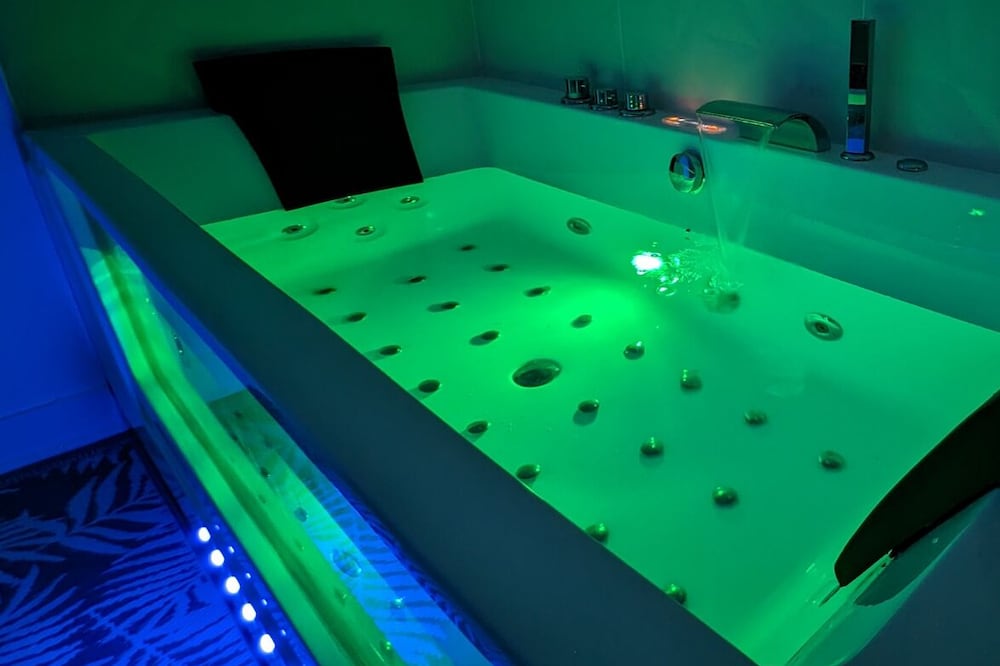 Emma's Boudoir | Private Jacuzzi | Relaxation