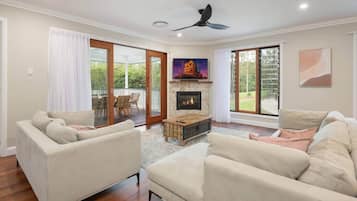 Smart TV, fireplace, ping pong