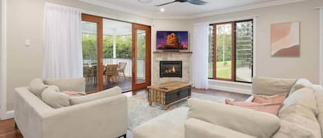 Smart TV, chimenea y tenis de mesa