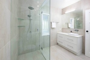 Regadera, secadora de cabello, toallas, jabón 