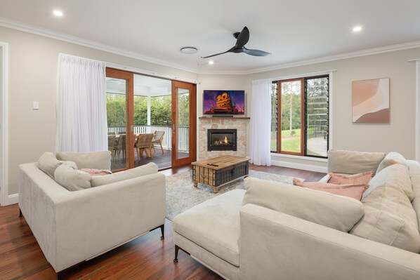 Smart TV, fireplace - Your luxury retreat, tucked beneath the Glass House Mountains. (Glass House Mountains)