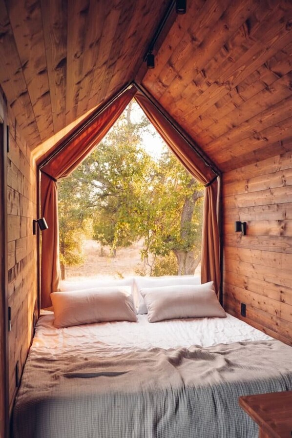 1 bedroom, bed sheets
